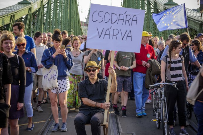 Juhász R. József a 2017-es tüntetésen a CEU mellett Budapesten. Fotó - JRJ archívuma