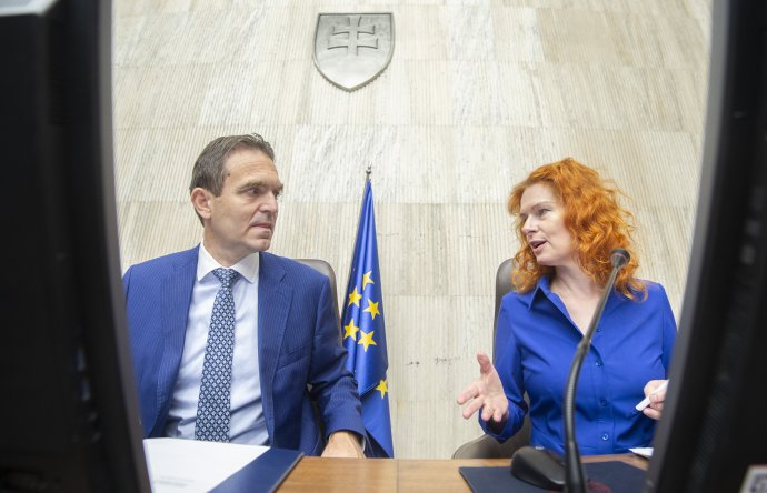 Poverený predseda vlády Ľudovít Ódor a vicepremiérka Lívia Vašáková. Foto - TASR