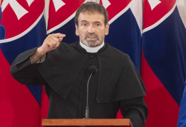 Kňaz Marián Kuffa pri preberaní štátnej ceny konšpiroval a&nbsp;ďakoval Kollárovi, Ficovi a&nbsp;Dankovi za ich boj proti „gender ideológii“
