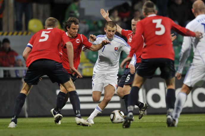 Weiss bol obrovský talent, takto ho v roku 2010 bránili štyria Nóri. Foto – TASR/Pavel Neubauer