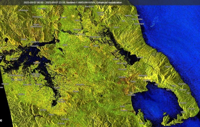 Satelitná snímka satelitov Sentinel 1. Čierne fľaky sú územia regiónu Tesália, ktoré boli vo štvrtok pod vodou. Zdroj -Sentinel 1