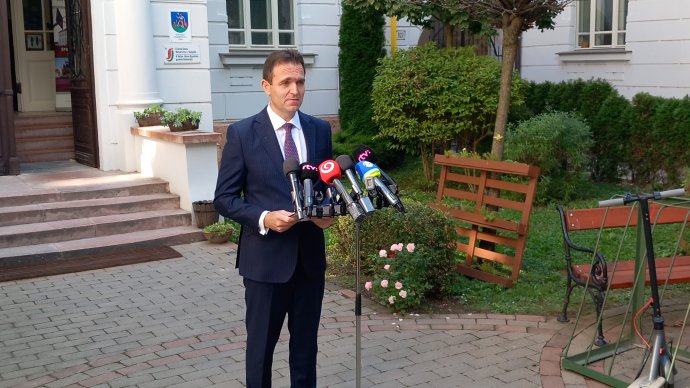 Ódor Lajos a Selye János Gimnázium udvarán tartott sajtótájékoztatót. Fotó - Napunk