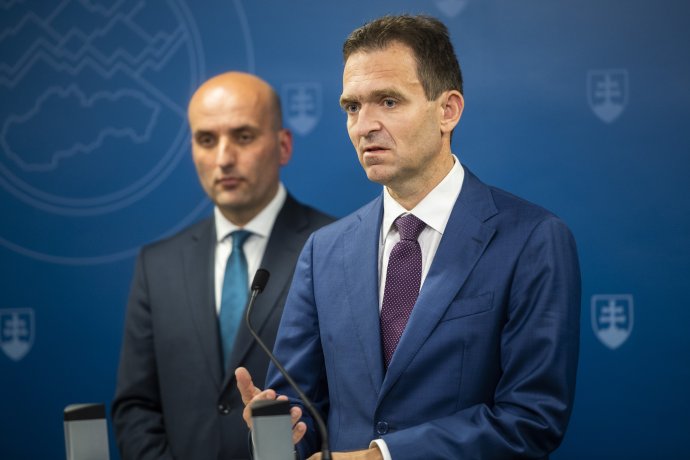 Poverený premiér Ľudovít Ódor a minister financií Michal Horváth. Foto - TASR