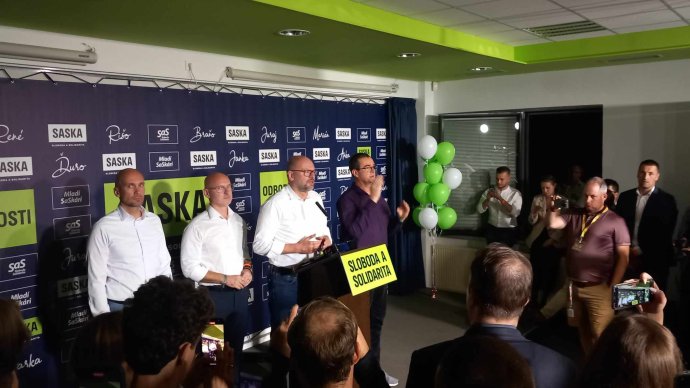 Richard Sulík pártelnök és a két alelnök: Branislav Gröhling és Karol Galek sajtótájékoztatója vasárnap hajnalban. Fotó - Napunk