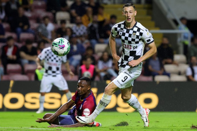 Slovenský futbalista Róbert Boženík (vpravo) z Boavisty a Cafú Phete z Desportiva de Chaves v 5. kole portugalskej ligy 18. septembra 2023 v Porte. FOTO TASR/LUSA - Estella Silva