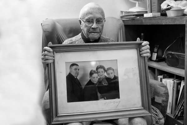 Váš príbeh nám dodáva silu a&nbsp;odvahu nevzdať sa. Čaputová, Fiala, Pauhofová a&nbsp;ďalší gratulujú Ottovi Šimkovi k&nbsp;storočnici