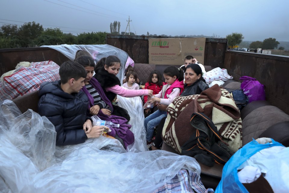 Utečenci počas cesty v nákladnom aute. Foto - TASR/AP