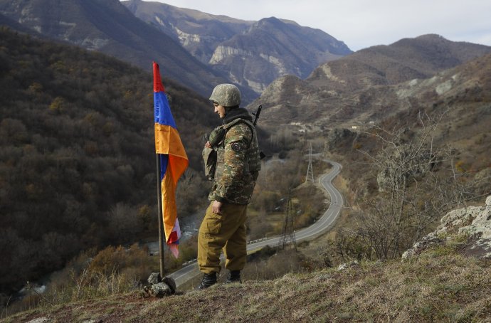 Arménsky vojak v Náhornom Karabachu. Archívne foto z rou 2020 - TASR/AP