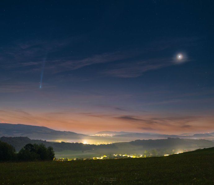 Kométa Nišimura (vľavo) vyfotená Petrom Horálkom neďaleko obce Záhradné. Foto – Petr Horálek