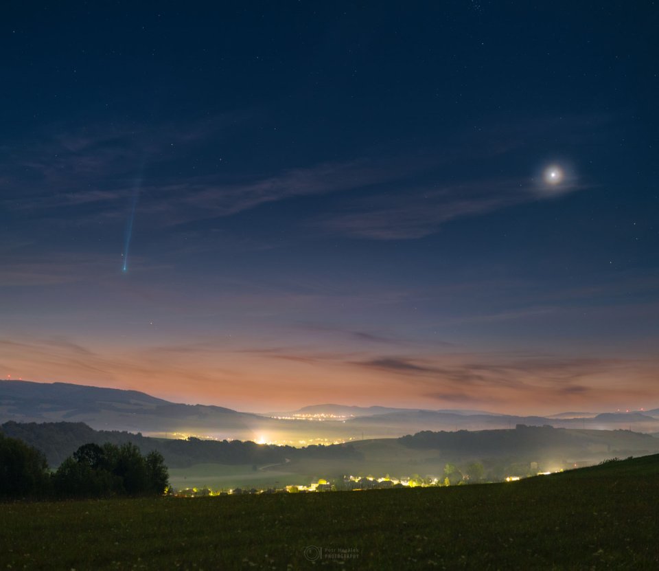 Kométa Nišimura (vľavo) vyfotená Petrom Horálkom neďaleko obce Záhradné. Foto – Petr Horálek