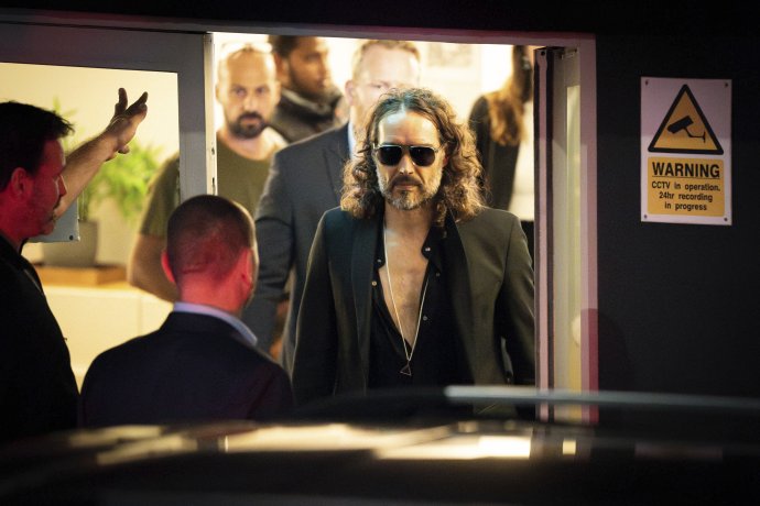 Russell Brand počas vystúpenia v deň, keď bola zverejnená reportáž na Channel 4. Foto - TASR/AP