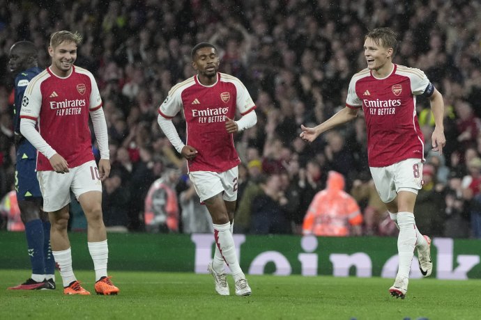 Hráč Arsenalu Martin Odegaard (vpravo) oslavuje po tom, ako strelil štvrtý gól v zápase B skupiny Arsenal Londýn - PSV Eindhoven Ligy majstrov vo futbale v Londýne 20. septembra 2023. Foto - TASR/AP