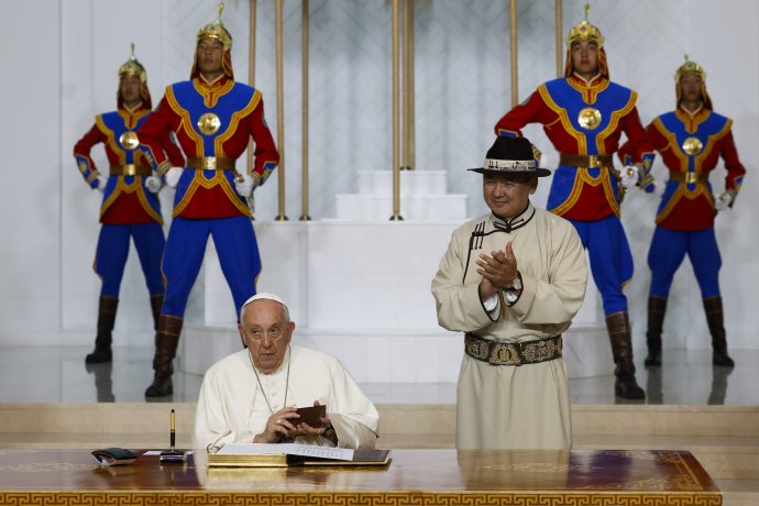 Pápež František a mongolský prezident Ukhnaagiin Khürelsükh. Foto - TASR/AP
