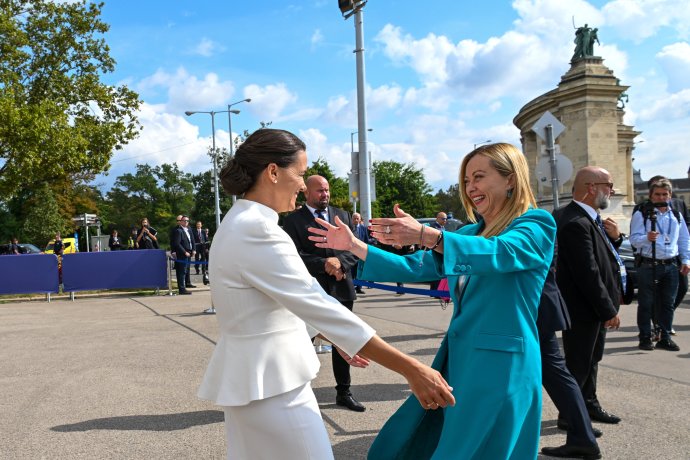 Novák Katalin köztársasági elnök Giorgia Meloni olasz miniszterelnököt fogadja a Demográfiai Csúcs előtt Budapesten. Fotó - MTI