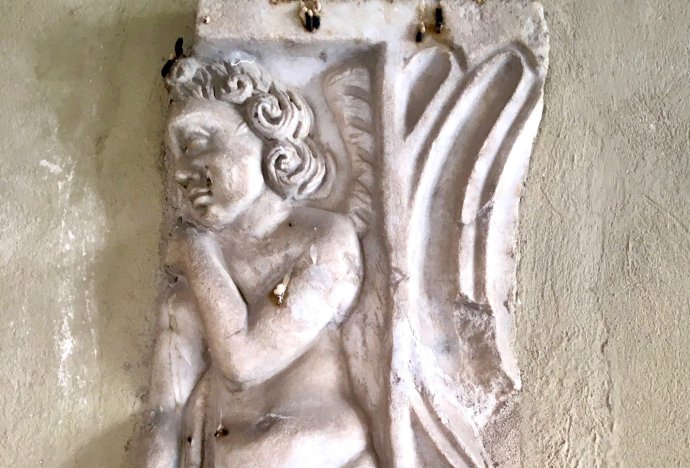 Odpočívajúci anjel na zámku v Duine. Foto - autor
