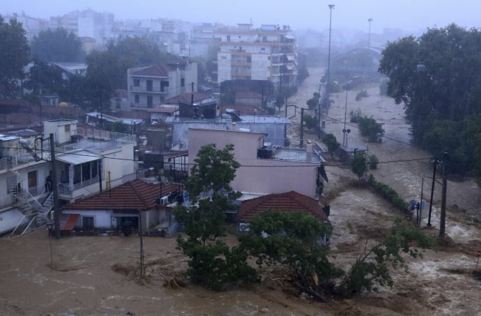 Záplavy v meste Volos v strednom Grécku. Foto - TASR/AP