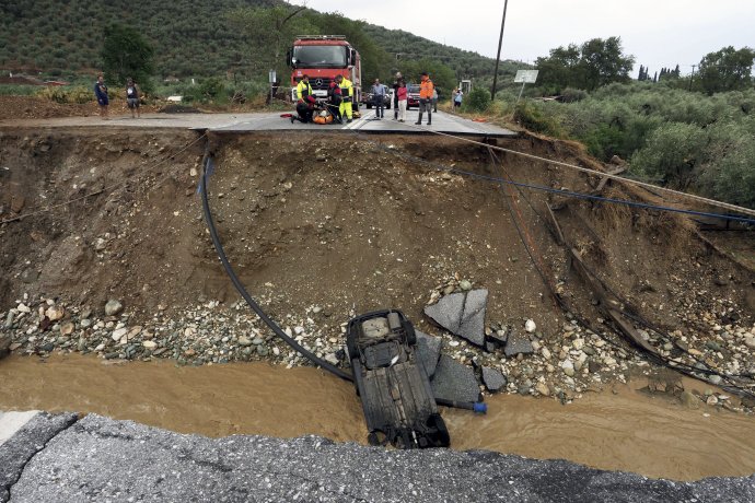 Výsledky aktuálneho vyčíňania počasia v Grécku. Foto - TASR/AP