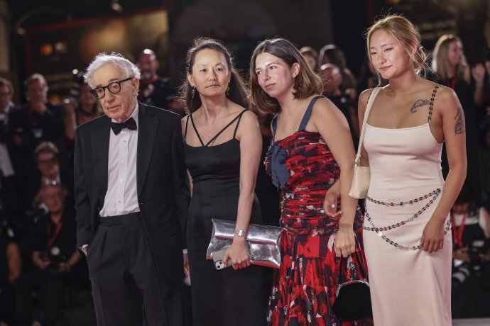 Woody Allen so Soon-Yi Previn na premiére filmu Coup de Chance v Benátkach. Foto - AP/TASR