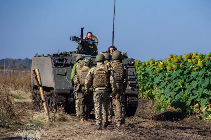 Americký pásový obrnený transportér M113 vo výzbroji ukrajinských síl. Ilustračné foto - Gen. štáb UA