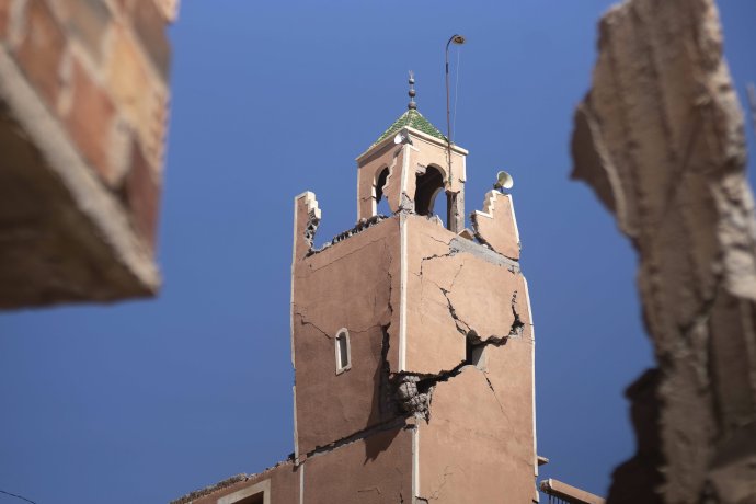 Zničený minaret v dedine neďaleko Marakéša. Foto - tasr/ap