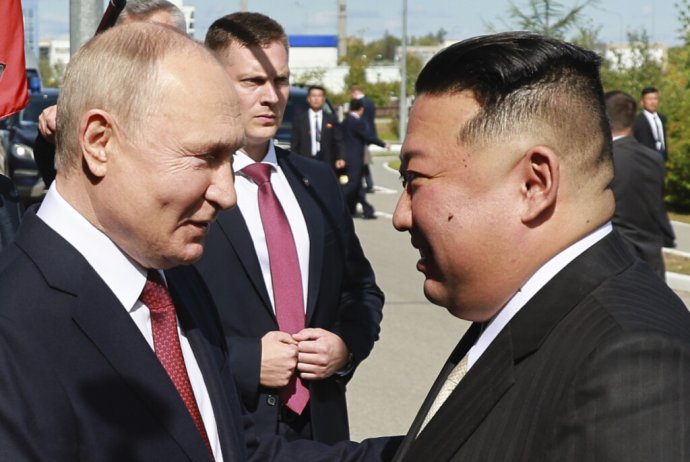 Ruský prezident Vladimir Putin a severokórejský líder Kim Čong-un si podávajú ruky počas stretnutia v kozmodróme Vostočnyj v Amurskej oblasti na ruskom Ďalekom východe. Foto - TASR/AP