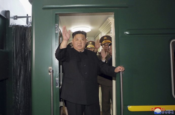 Kim Čong-un vlakom odchádza z Pchjongjangu za Vladimirom Putinom. Foto - TASR/AP