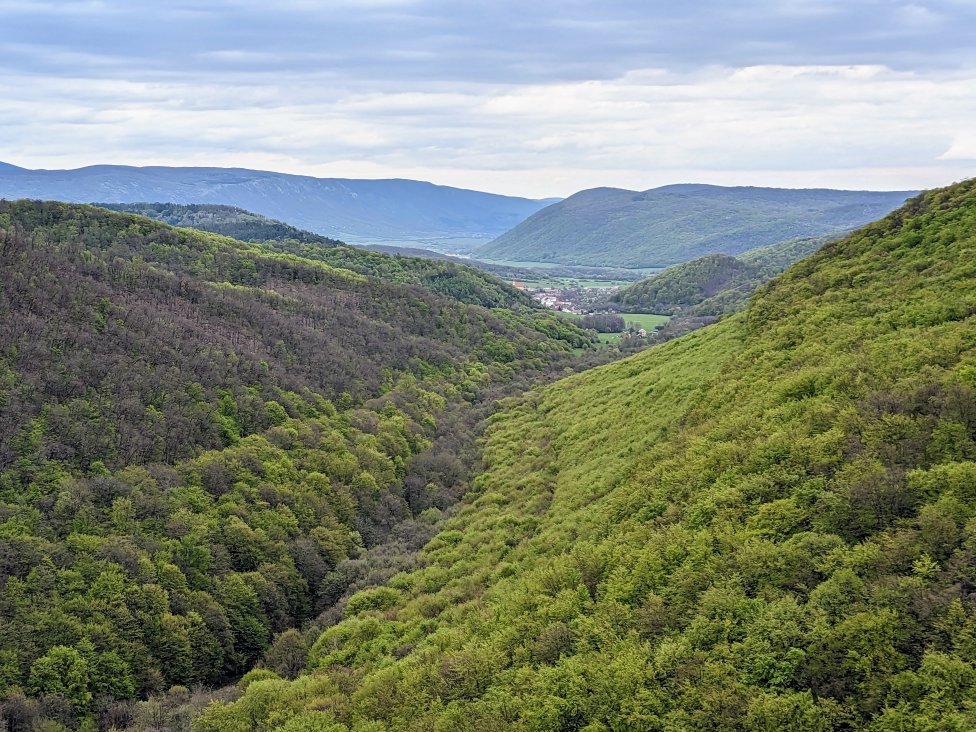 Národný park Slovenský kras, v strede obec Silická Jablonica, kde bude návštevnícke centrum. Foto – Soňa Mäkká