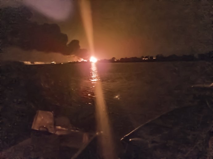 Ohnivá guľa osvetľuje oblohu na ukrajinskom brehu Dunaja pri pohľade z mesta Chilia Veche vo východnom Rumunsku v noci na utorok 5. septembra 2023. Foto - TASR/AP