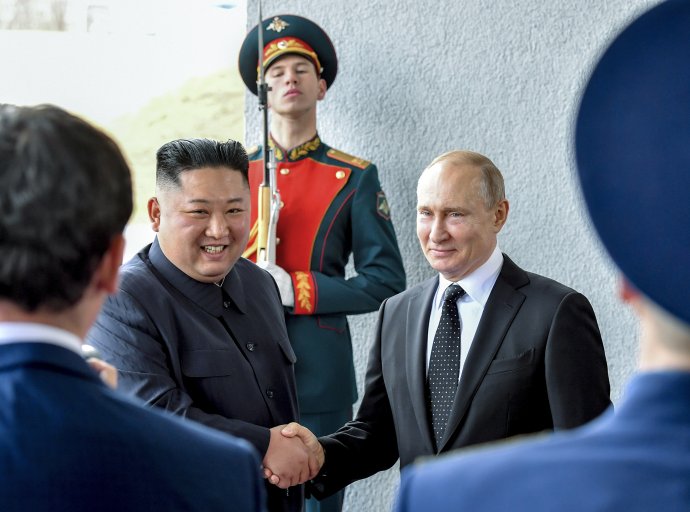 Ruský prezident Vladimir Putin a severokórejský líder Kim Čong-un počas stretnutia v roku 2019- Foto - TASR/AP