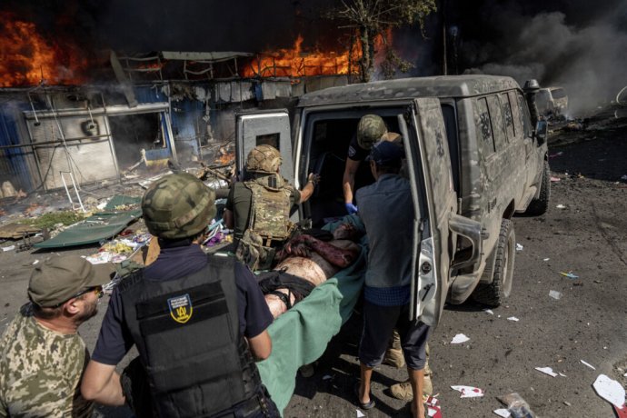 Útok na tržnicu v meste Kosťantynivka. Foto – TASR/AP
