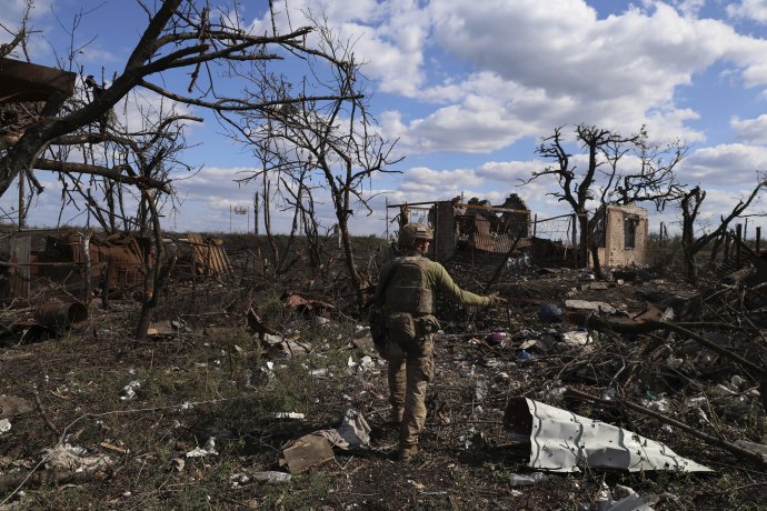 Ukrajinský vojak prechádza oslobodenou, ale totálne zničenou Andrijivkou. Foto - TASR/AP