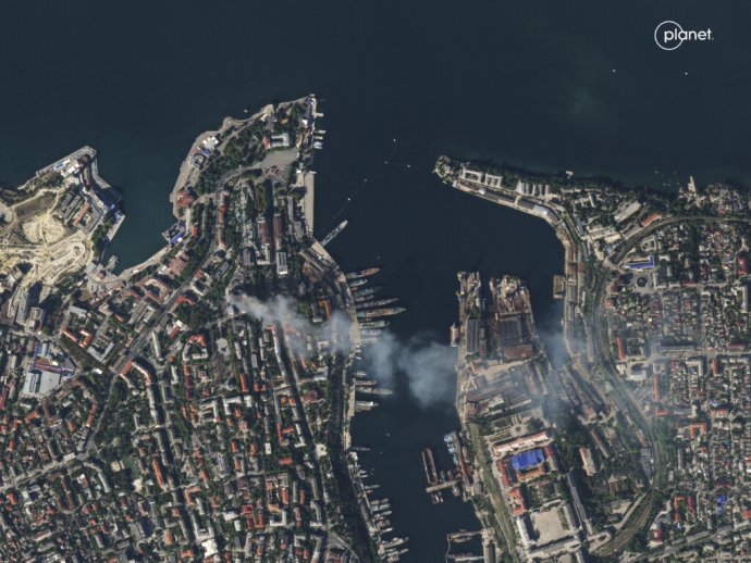 Na satelitnej snímke Planet Lab vidieť dym stúpajúci z budovy vedenia ruskej Čiernomorskej flotily po ukrajinskom útoku v piatok 22.9.2023. Foto: TASR/AP