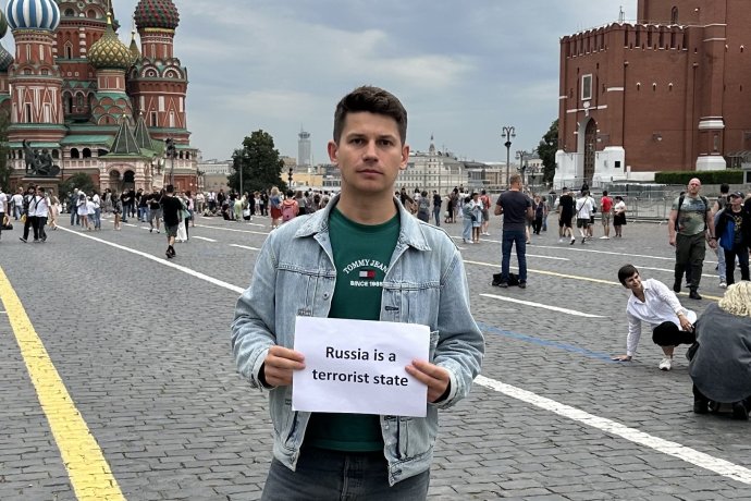 Sedov sa v lete vyfotil na Červenom námestí s nápisom "Rusko je teroristický štát". Foto - F. S.