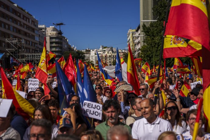 Voliči strany PP v Madride protestovali proti možným amnestiám pre lídrov katalánskeho hnutia za nezávislosť. Foto: TASR/AP