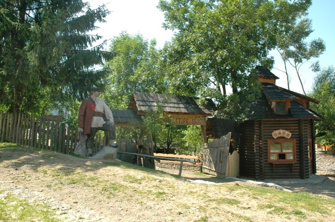 Az alsókalocsai Sztare szelo falumúzeum bejárata, az előtérben Nyikola Suhaj szobra. Fotó - wikimedia.org