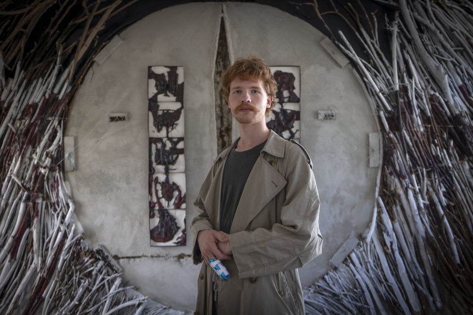 Richard Hronský so svojím dielom v pozadí na výstave Rozptyl. Foto N - Tomáš Benedikovič
