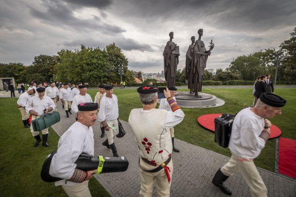 Kollár s&nbsp;funkcionárom Vatikánu odhalili súsošie na Hrade. Matičiarovi zrušili prejav, spieval politik Smeru