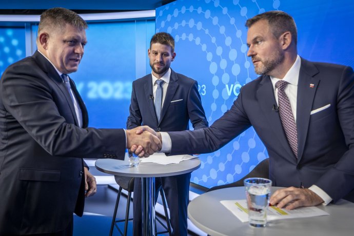 Michal Šimečka sa pozerá, ako si podávajú ruky Robert Fico a Peter Pellegrini v debate TA3. Foto N - Tomáš Benedikovič