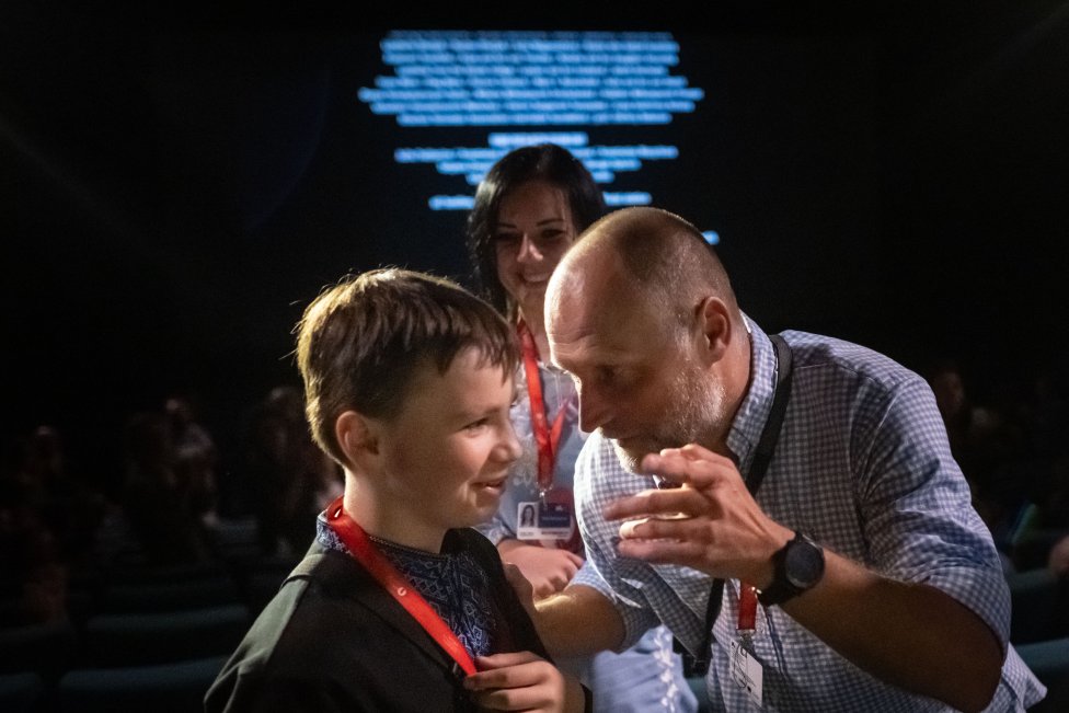Ten potlesk patrí aj tebe, hovorí režisér Pavol Pekarčík Nikitovi Tyščenkovi (prvé sekundy po premiére filmu v Benátkach). Foto N - Vladimír Šimíček