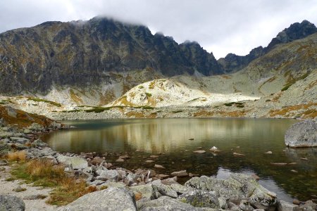 Hiking basecamp: Kratšie výlety na Batizovské pleso, Sitno či hrad Šomoška a unikátny čadičový vodopád