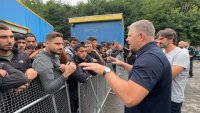 Robert Fico vlani s migrantmi vo Veľkom Krtíši. Foto - Facebook Roberta Fica