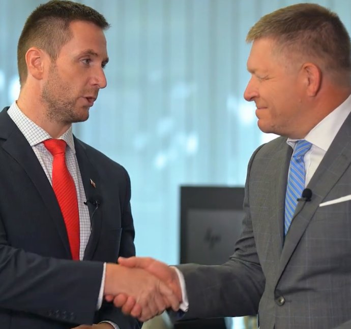 Milan Uhrík a Robert Fico vystupovali istý čas ako spojenci, napokon však zrejme Smer pomohol Republike mimo parlament. Foto - Smer