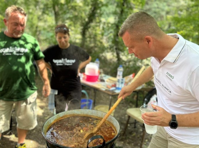 Forró Krisztián valószínűleg nem kevés gulyást főzött meg a nyáron. Fotó - Forró Krisztián Facebook-oldala