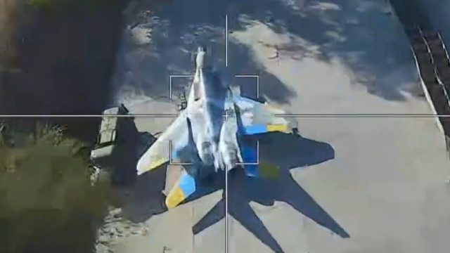 Pohľad z ruského dronu tesne pred útokom na MiG-29. Foto - výrez z videa