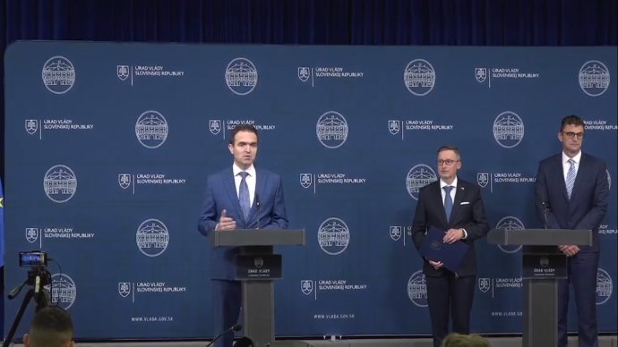 Ódor Lajos kormányfő, Peter Dovhun gazdasági miniszter és Branislav Strýček, a Szlovák Villamosművek vezérigazgatója. Fotó - Úrad vlády / Facebook