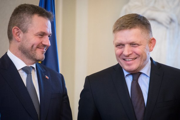 Zľava: Predseda vlády SR Peter Pellegrini, predseda strany Smer-SD Robert Fico poèas slávnostného podpisu Kolektívnej zmluvy vyieho stupòa pre zamestnávate¾ov, ktorí pri odmeòovaní postupujú pod¾a zákona o odmeòovaní niektorých zamestnancov pri výkone práce vo verejnom záujme a Kolektívnej zmluvy vyieho stupòa v tátnej slube na roky 2019 a 2020. Bratislava, 28. november 2018. Foto: SITA/Diana Èernáková