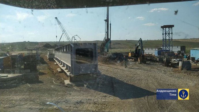 Rusi stavajú nový železničný most pri dedine Hranitne. Foto - Petro Andjuščenko/Telegram