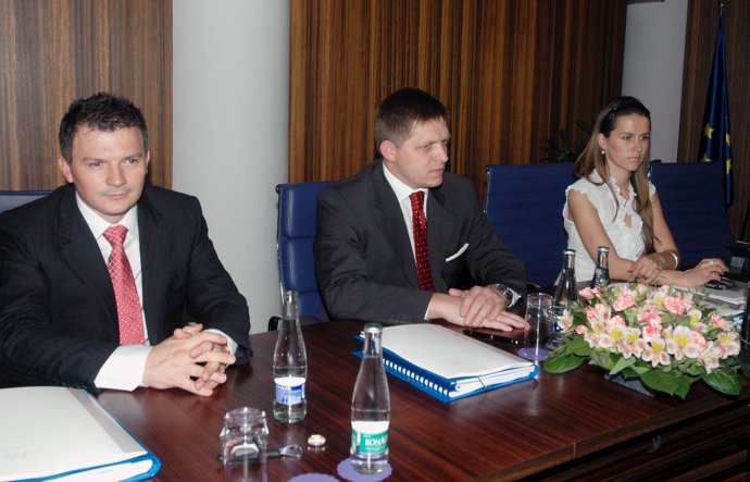 Na snímke zľava minister financií Ján Počiatek, premiér SR Robert Fico a premiérova hovorkyňa Silvia Glendová na pôde NBS 13. júla 2006 v Bratislave. FOTO TASR - Martin Baumann
