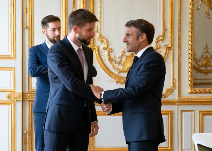 Michal Šimečka a Emmanuel Macron. Foto – © Laurent Blevennec/Présidence de la République
