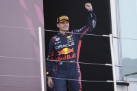 Holanďan Max Verstappen sa teší na pódiu po triumfe na Veľkej cene Japonska. Foto - TASR/AP